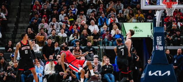 PG- 哈登在中国前呼后拥万人追捧 